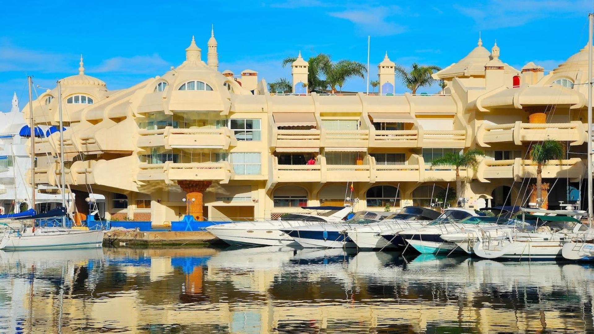 Jupiter & Pool Apartment *